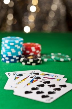 Live croupier and game phases Live croupier video feed during gameplay